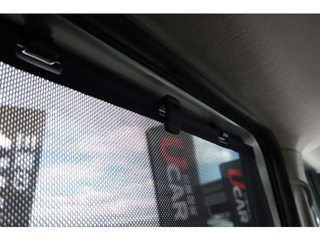 太陽の光を遮るリヤロールサンシェード