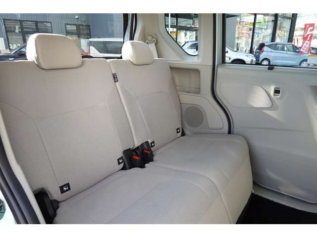 5：5分割可動式リヤーシート　スライド機能付