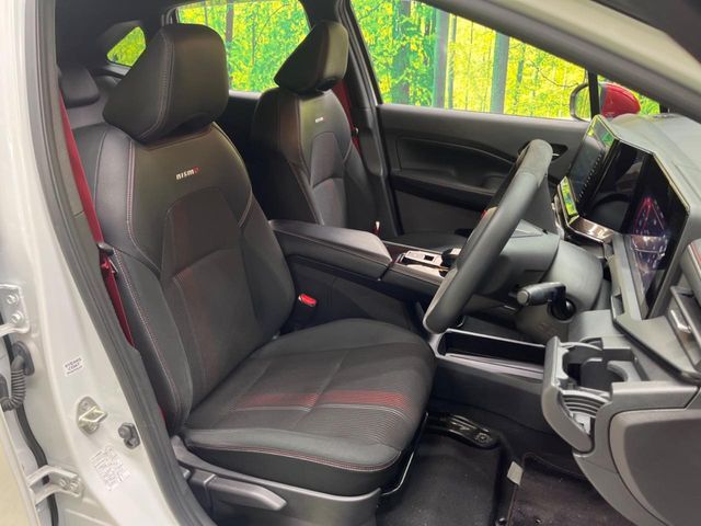 【専用スポーツシート】ホールド性に優れ、カーブ時の体が流れを抑制してくれます。また、体にフィットするから腰や背中が疲れにくく、ロングドライブや高速走行でも快適にお過ごしいただけます♪