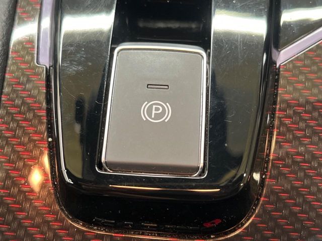 【電動パーキングブレーキ】パーキングブレーキは便利な電動式！ボタン一つで操作でき、アクセルを踏めば自動で解除されます♪レバーやペダルが無いので運転席廻りもすっきりしますね♪
