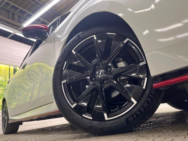 【純正17インチアルミホイール】外観にマッチした純正アルミホイールを装着しております。各種社外アルミホイールや、スタッドレスタイヤも取扱いしております。是非ご相談ください♪