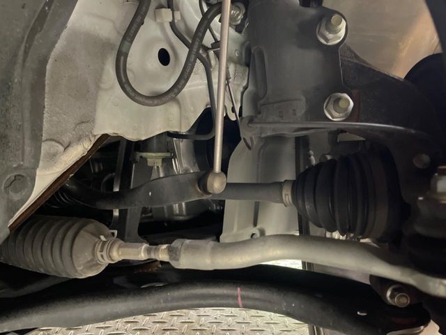 お車を安心してお乗りいただく為には、足回りの定期点検が欠かせません。サービスサポート（有償保証）では無料点検もご提供しており、安心のカーライフをお過ごしいただけるサポート体制が整っています。