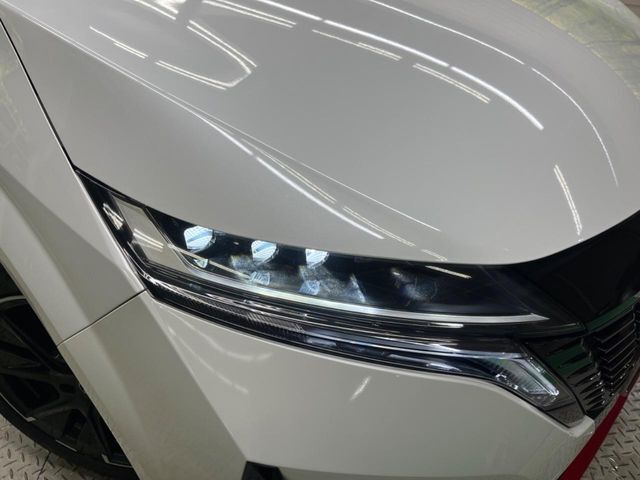 【LEDヘッドライト】悪天候や夜間走行時も良好な視界を確保し安心して運転できる高輝度LEDヘッドライトを装備！点灯速度が早く、消費電力も抑えられています。