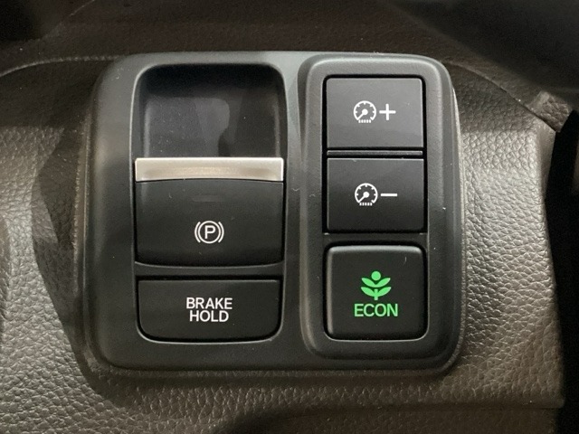 セレクトレバーの右に電子制御パーキングブレーキがあります。スイッチひとつで、停車した地点の傾斜などをシステムが検知・判断してブレーキ力を自動的に最適制御し、しっかり停車できるパーキングシステムです。