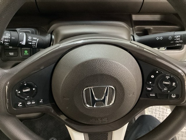 ハンドルにHondaセンシング系のクルーズコントロールやレーンキープアシストなどのスイッチと、オーディオの操作スイッチが装備されています。ハンドルから手を離さず安全に操作できます。