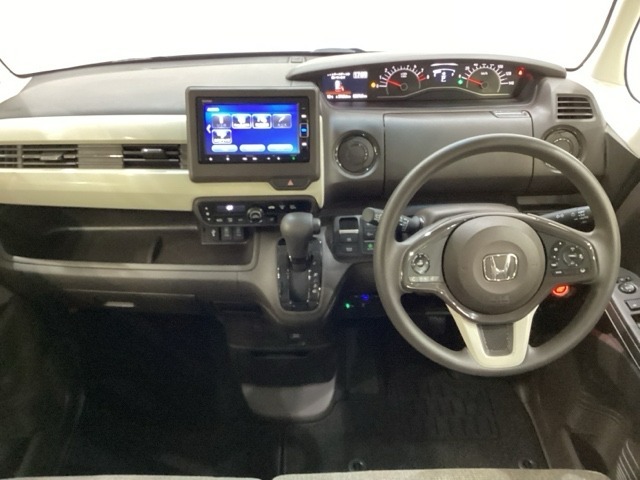 車内は光触媒抗菌消臭施工済です。インパネ周りはスタイリッシュなデザインで機能や装備も充実しています。グローブボックスやカップホルダーのほかにトレーなどたくさんの収納スペースが付いています。