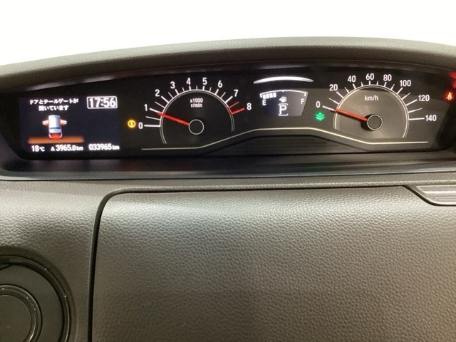 スピードメーターとタコメーターを大きく配した見やすいメーター部になっています。左側のインフォメーション画面でオドメーターや燃費などの情報を確認できます。