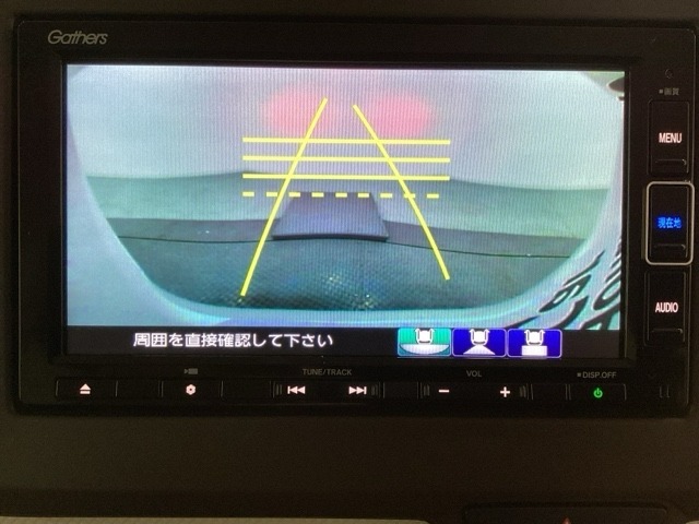 バックでの車庫入れも安心です！　リアカメラが付いているバックモニター付のナビを装備しております。操作線もついており距離感も画面から確認できます。
