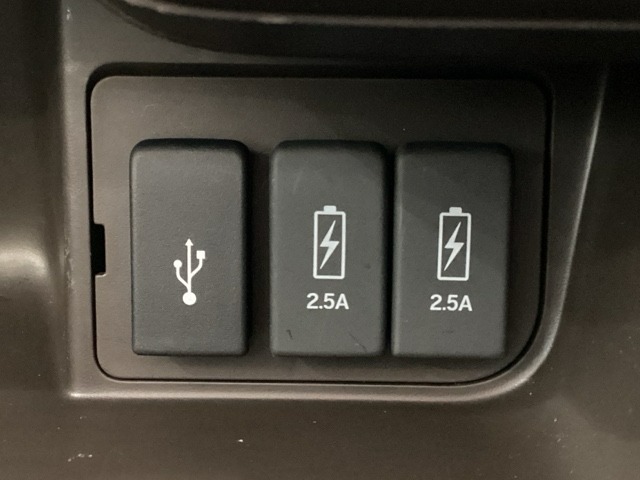 エアコン操作パネルの下に、スマートフォンなどの充電可能なUSB端子が2個、音源などの外部入力の可能なUSB端子が1個ついています。移動中に充電もできるので便利です。