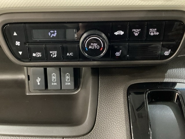 オートエアコンがついてますので、簡単操作で快適に過ごせます。リア熱線のスイッチの中にサイドミラーヒーターも入っています。パネル内のシートヒータースイッチは前席の左右別々に2段階で温度設定ができます。