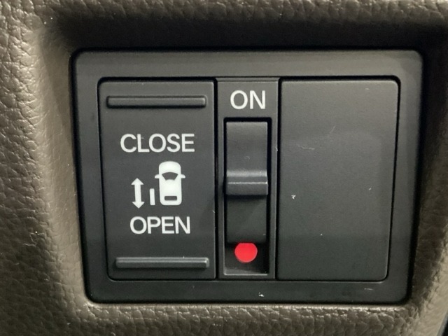 左側電動スライドドアは運転席からでも操作ができるように、ハンドル付近に開閉の操作スイッチが付いています。