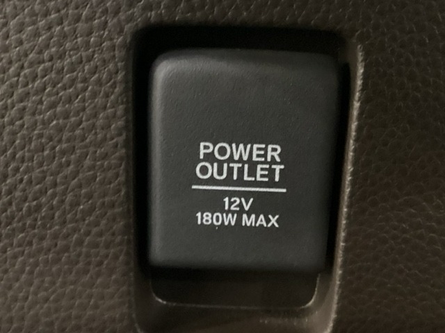 アクセサリーソケットはUSBのアダプターなどをつければ、スマホの充電にも使えます。周辺には物が置けるボックスがついています。