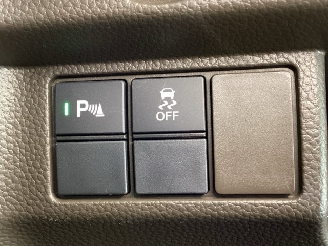 Hondaセンシング用の、VSA（ABS＋TCS＋横滑り抑制）解除スイッチなどはハンドルの左側に装備しています。