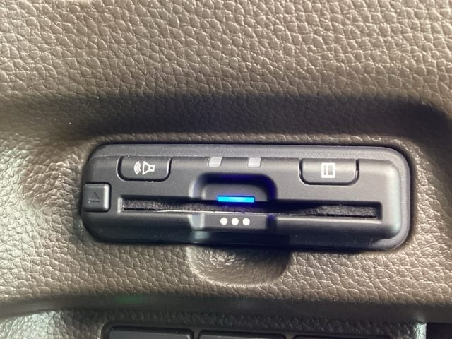 ハンドルの左下にETCがついています。高速道路の料金所の通過も楽々です。　カードの取り出しもしやすい場所についています。