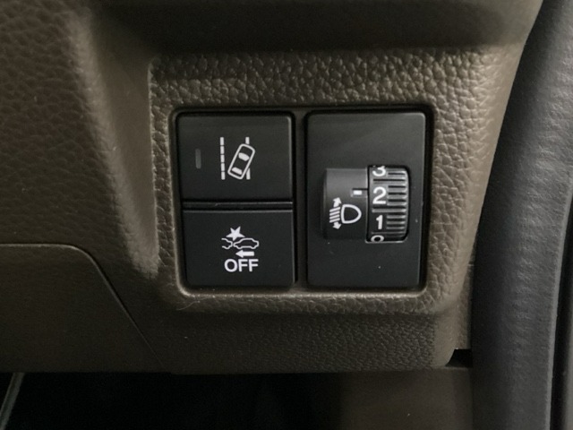 ハンドルの右側にはヘッドライトレベライザーとレーンキープアシストシステムスイッチなどがついています。ヘッドライトレベライザーは道路状況や積荷の加重に応じてライトの高さを調節できます。