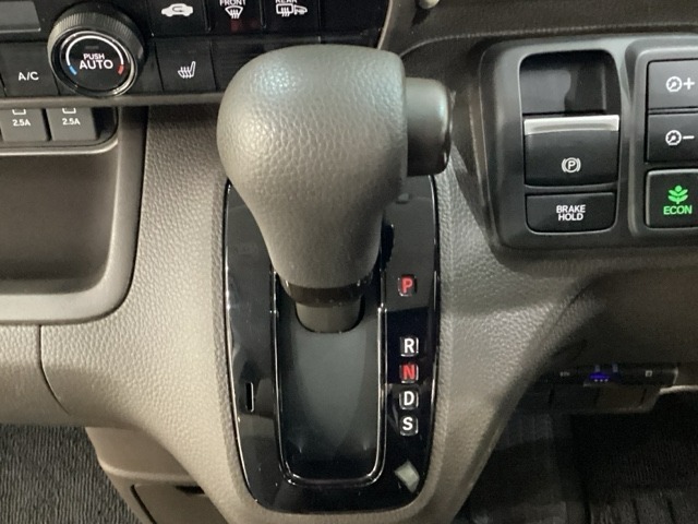 CVT車のセレクトレバーです。低速から高速まで、変速ショックのないスムーズな走りを実現するとともに、エンジン効率のよい領域を維持することで燃費にも貢献します。