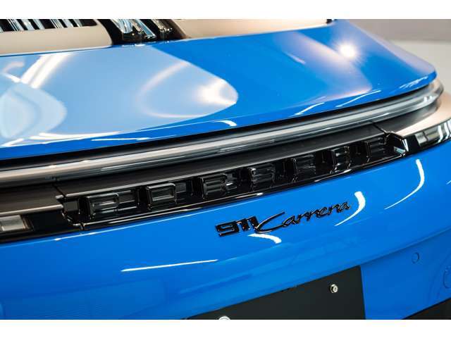 ハイグロス塗装のモデルバッジ＆PORSCHEロゴ（40,000<span class=