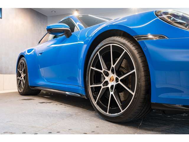 クールなブラックとポリッシュのコントラストが、911の美しさを引き立てます。