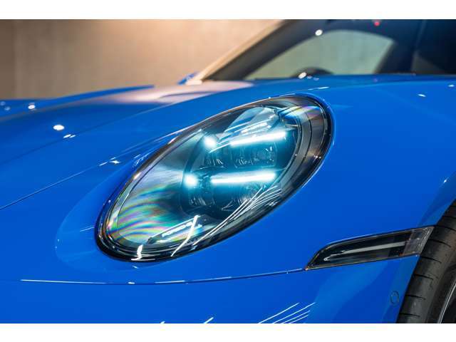 アダプティブ機能を備えたHD マトリックス LED ヘッドライト（445,000<span class=