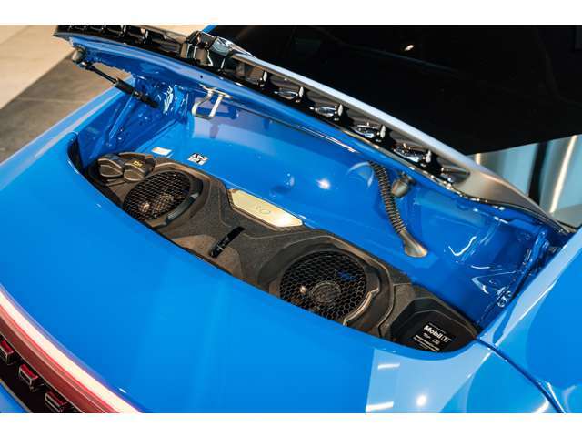 3.0L 水平対向6気筒ツインターボエンジン。385ps、450Nm（カタログ値）を発揮し、0-100km/h加速はわずか4.2秒（スポーツクロノ装着車は4.0秒）。日常でも扱いやすく、スポーツ走行では本領を発揮します。