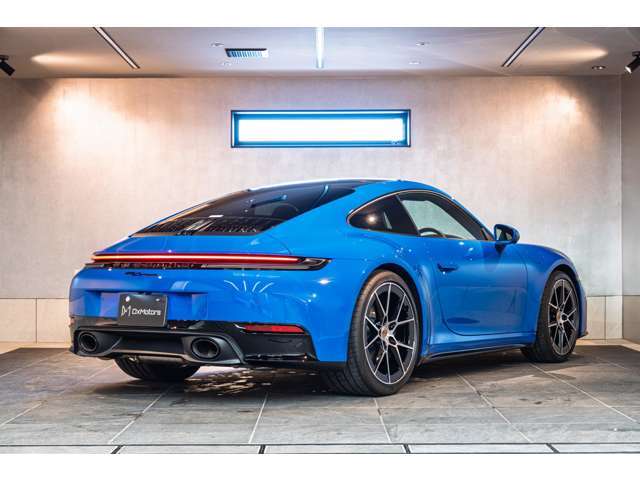 ワイド＆ローに構えたリアビューは、911ならではの迫力と美しさが融合しています。