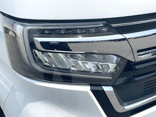 【LEDヘッドライト】悪天候や夜間走行時も良好な視界を確保し安心して運転できる高輝度LEDヘッドライトを装備！点灯速度が早く、消費電力も抑えられています。