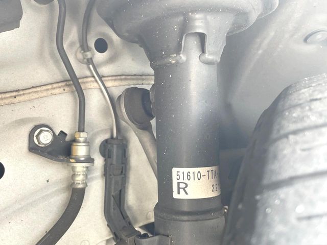 お車を安心してお乗りいただく為には、足回りの定期点検が欠かせません。サービスサポート（有償保証）では無料点検もご提供しており、安心のカーライフをお過ごしいただけるサポート体制が整っています。