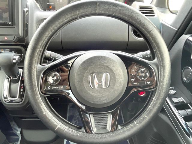 【純正革巻きステアリング】上質な革を使用することで、手にしっかり馴染みとても運転しやすいハンドルです♪