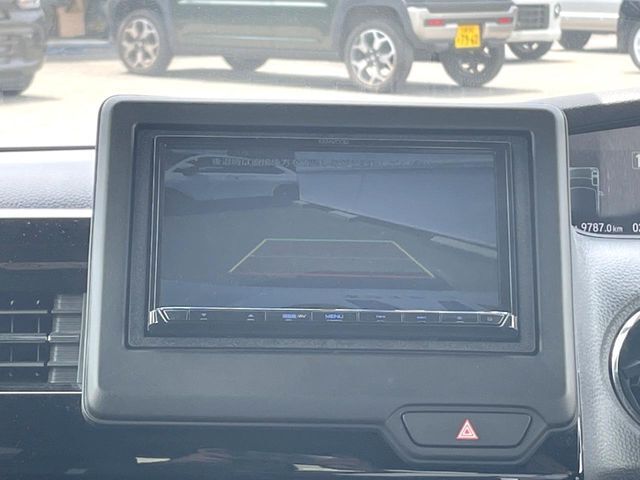 【バックカメラ】駐車時に後方がリアルタイム映像で確認できます。大型商業施設や立体駐車場での駐車時や、夜間のバック時に大活躍！運転スキルに関わらず、今や必須となった装備のひとつです！