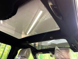 【パノラマルーフ】大型のガラスルーフ搭載で車内の解放感が一気にアップ！開放的なドライブをお楽しみいただけます。