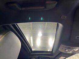 【サンルーフ】開放感たっぷりの希少装備、サンルーフが装着されています！車内に明かりを取り入れたり景色を楽しむ以外にも、車内の空気も簡単に換気できて快適です！