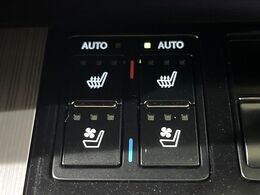 【シートベンチレーション】夏場は涼しい風でお尻や背中の熱やムレを防ぎ、冬はエアコンよりも早く温まってポカポカに！季節を問わず快適に過ごせます。