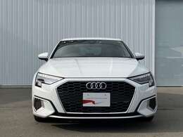 日本人デザイナーの発案によって2005年から採用されている、「シングルフレームグリル」。ひと目でAudiとわかる象徴的なデザインはAudiのブランドイメージを確立しています。