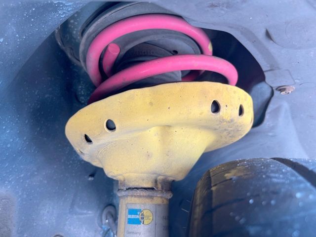 お車を安心してお乗りいただく為には、足回りの定期点検が欠かせません。サービスサポート（有償保証）では無料点検もご提供しており、安心のカーライフをお過ごしいただけるサポート体制が整っています。