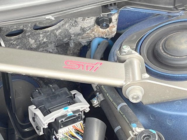 【STIタワーバー】お車の剛性を高めるタワーバーを装備。よりスムーズなコーナリング走行が可能となり、走りも楽しめます。