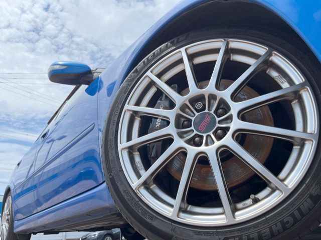 【STI製18インチアルミホイール】大人気メーカーのホイールを装備♪軽量・高硬度のアルミホイールは、ハンドリング・加速など、走りの質を向上してくれます♪
