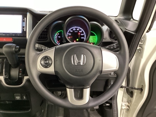 ステアリングスイッチがついていますので、オーディオのチャンネル変更、ボリューム、ジャンル変更が操作可能です。ハンドルから手を離さず安全に操作できます。