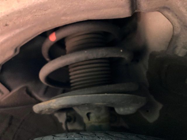 お車を安心してお乗りいただく為には、足回りの定期点検が欠かせません。サービスサポート（有償保証）では無料点検もご提供しており、安心のカーライフをお過ごしいただけるサポート体制が整っています。