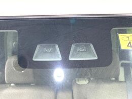 【スマートアシスト】走行中に前方の車両等を認識し、衝突しそうな時は警報とブレーキで衝突回避と被害軽減をアシスト。より安全にドライブをお楽しみいただけます。