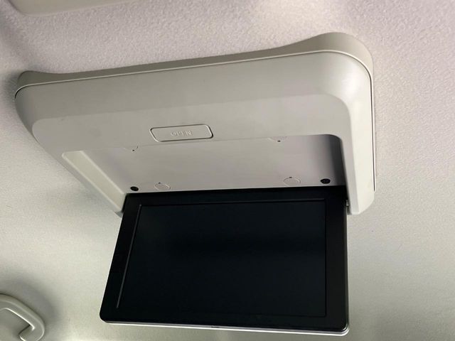 【フリップダウンモニター】大画面モニターで後席でもエンタメをお楽しみいただけます。小さなお子様にも大人気の装備です♪