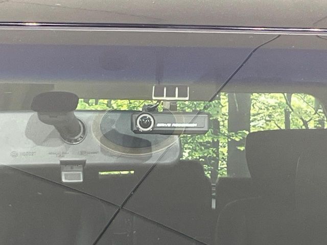 【ドライブレコーダー】安心・安全なカーライフに必須のドライブレコーダーを装備！走行中はもちろん、あおり運転や事故に遭遇した際の状況も映像で記録し、万一のリスクに備えます。