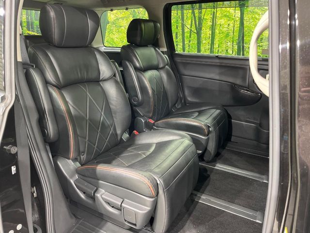 後部座席も気になるようなキズ・汚れやへたり等、大きなダメージはなく、良好な状態です。