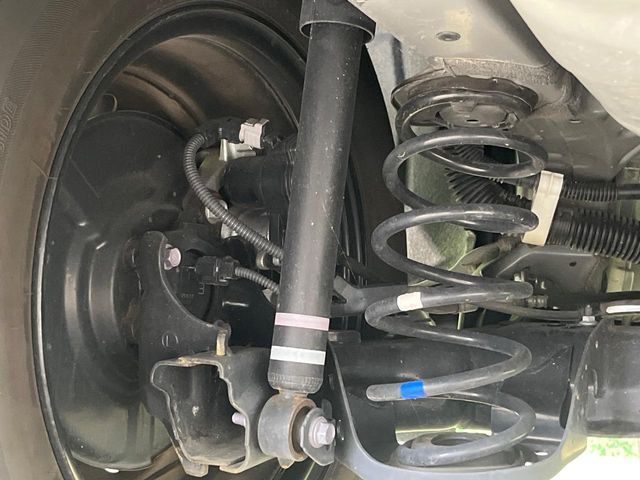 お車を安心してお乗りいただく為には、足回りの定期点検が欠かせません。サービスサポート（有償保証）では無料点検もご提供しており、安心のカーライフをお過ごしいただけるサポート体制が整っています。