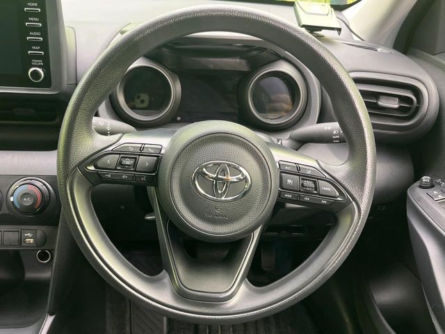 インテリアに合わせたデザインのステアリングは、運転される方のことも考え、運転しやすい形状、大きさです。是非一度、実際に触ってお確かめください。