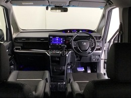 パーキングブレーキはフット式なので運転席と助手席の間はすっきり、移動も楽々です。さっと手が届く位置にATセレクトレバーやエアコンスイッチなどがあり操作性に優れています