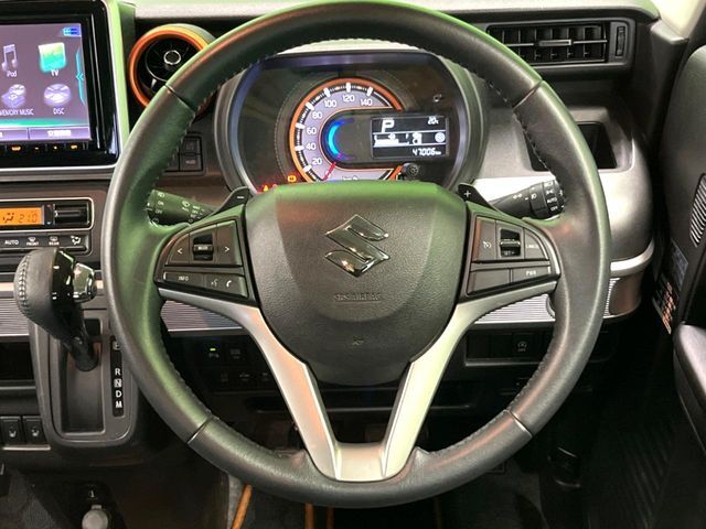 【パドルシフト】ハンドルから手を離さずに素早くシフトアップ＆ダウンができるので、エンジンブレーキを使う下り坂や高速道路の合流で加速したい場面で役立ちます。