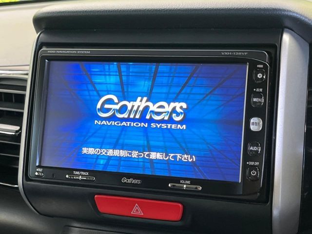 【純正ナビ】人気の純正ナビを装備しております。ナビの使いやすさはもちろん、オーディオ機能も充実！キャンプや旅行はもちろん、通勤や買い物など普段のドライブも楽しくなるはず♪