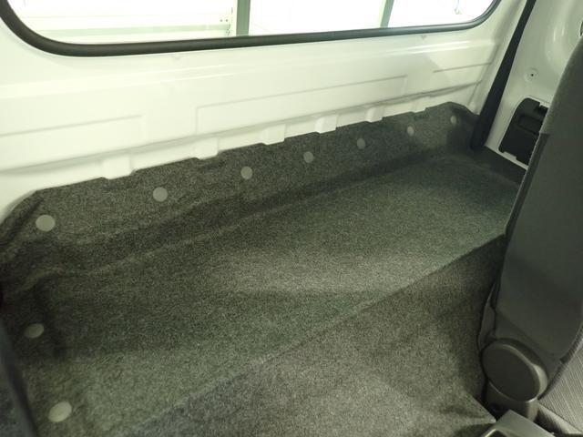 シートバックに大容量の収納があります。