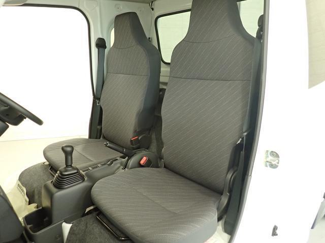 ヘッドレスト一体型のフロントシート。