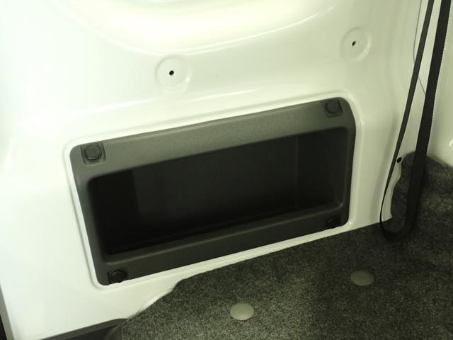 シートバックのサイドにも　小物収納があります。